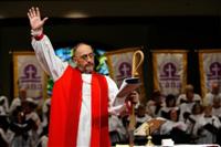 (Arquivo) Reverendo Martyn Minns dá a bênção em celebração anglicana em Woodbridge, Virgínia