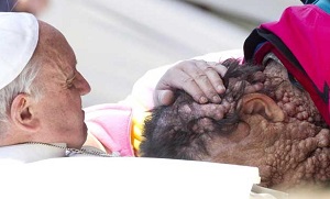 Papa conforta enfermo no Vaticano