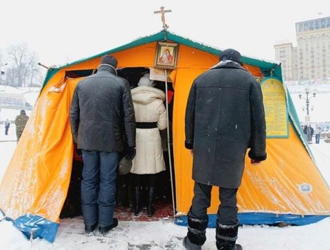 Capela Católica improvisada na Ucrânia
