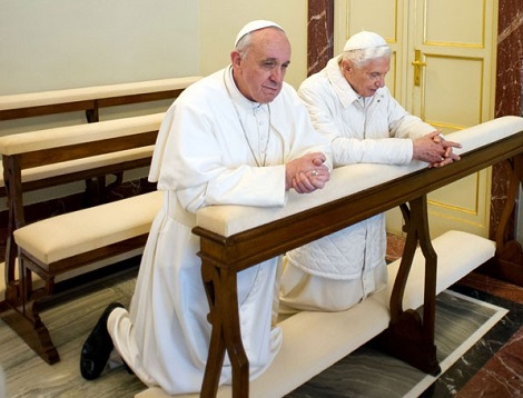 Bento XVI e Francisco rezam juntos