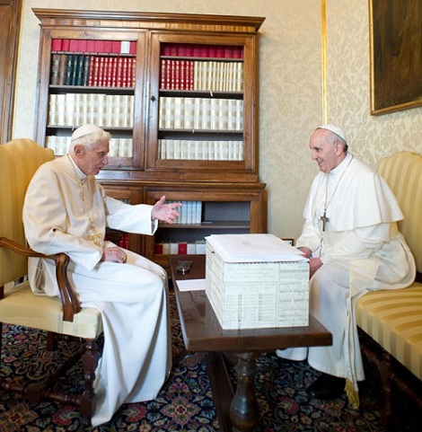 Bento XVI e Francisco conversam na biblioteca privada