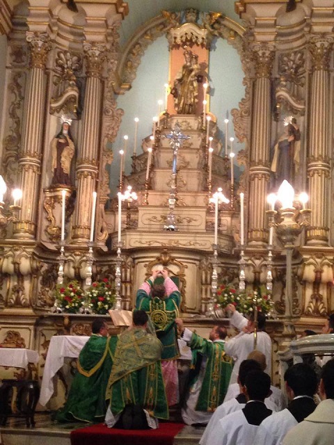 Missa Pontifical celebrando os 10 anos da Missa Tridentina na Capela Santa Luzia em SP