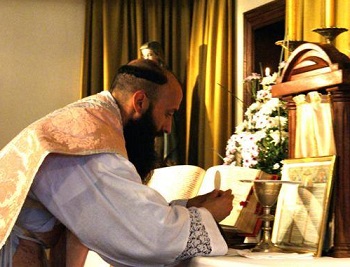 Padre franciscano celebrando missa